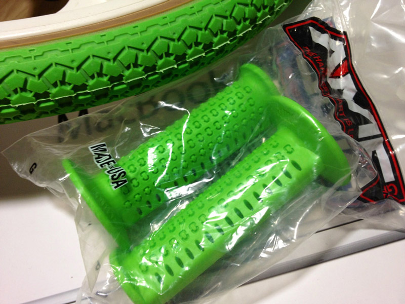 AME CAM grips green, Duro Freestyle 20" tyres